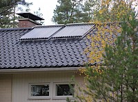 Aurinkokeräimiä katolla