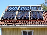Aurinkokeräimiä katolla